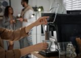 Почему кофе в кофемашине горчит: дело в зернах, настройках или пора чистить аппарат